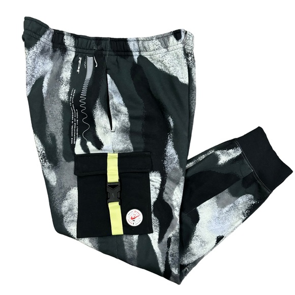 Nike NSW Club Cargo Black Camo Fleece Joggers Sweatpants - Picture 3 of 4